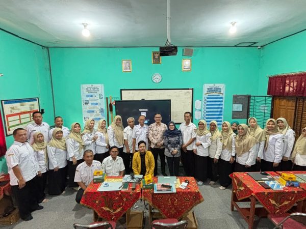 Dosen Informatika Unsoed Gelar Pelatihan Integrasi Platform AI untuk Tingkatkan Mutu Penulisan Ilmiah Guru SMP Negeri 3 Kebasen