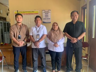 Rangkaian Pengabdian Penguatan Posbakum Desa Suro Rampung, UNSOED Serahkan Dokumen Regulasi dan SOP Layanan Hukum Desa