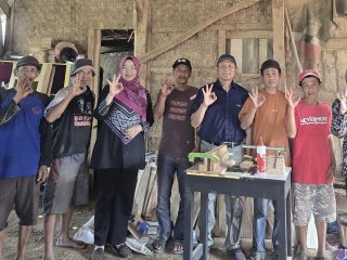 Tingkatkan Kualitas Produk Mebel, Pengrajin Gandatapa Dilatih Teknologi Sambungan Kayu Finger Joint